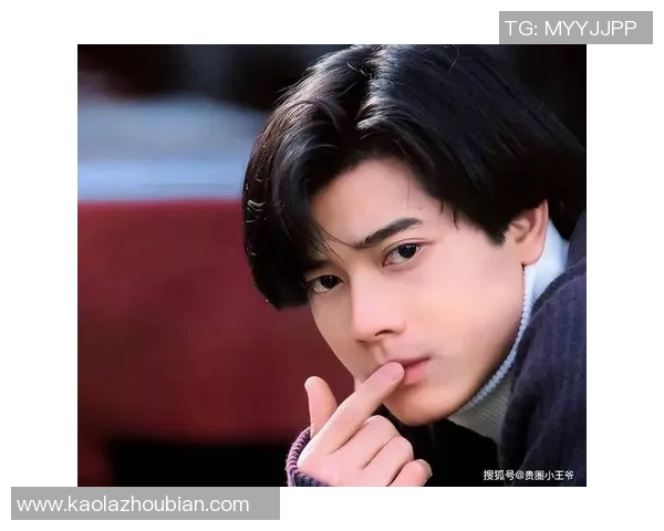 郭富城与足球明星同框合影展现运动魅力与偶像风采的精彩瞬间